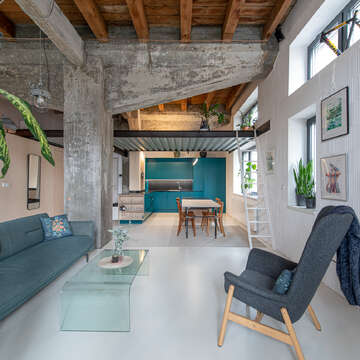 Loft industriel avec une touche de minimalisme